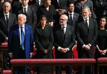 Donald Trump rompe el protocolo en el funeral del papa Francisco