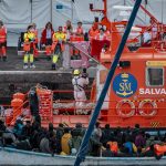 Siete mujeres y niñas mueren al volcar cayuco de migrantes Foto: Cayuco con 159 migrantes naufraga al llegar a El Hierro/Cortesía