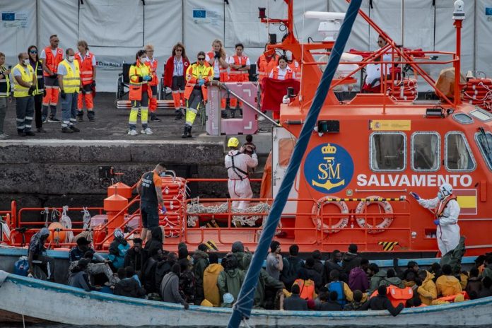 Foto: Cayuco con 159 migrantes naufraga al llegar a El Hierro/Cortesía