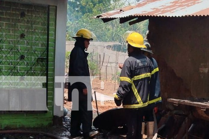 Foto: Fuego consume casa y mercadería de pulpería en Somotillo/TN8 Foto: Fuego consume casa y mercadería de pulpería en Somotillo/TN8