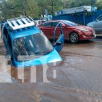 Socavón «se traga» vehículo en plena pista de Managua Foto: Socavón sorprende a más de un conductor en Managua/TN8
