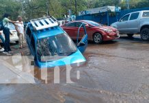 Socavón «se traga» vehículo en plena pista de Managua Foto: Socavón sorprende a más de un conductor en Managua/TN8