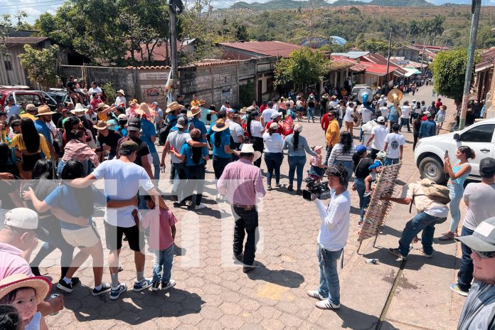Foto: La Libertad celebra su tradicional Tope Bailable en honor a la Virgen de la Luz/TN8