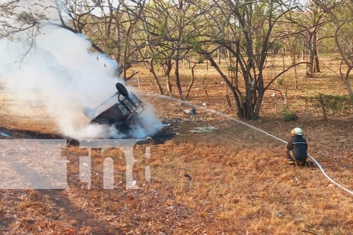 Foto: Falla mecánica habría provocado incendio de remolque  en Juigalpa/TN8 Foto: Falla mecánica habría provocado incendio de remolque en Juigalpa/TN8