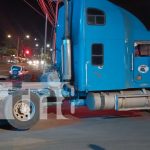 Tráiler vuelca su remolque al ingresar a gasolinera Las Mercedes en Managua Foto: Tráiler con sobrepeso bloquea acceso en Las Mercedes/tn8