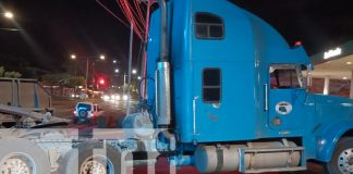 Foto: Tráiler con sobrepeso bloquea acceso en Las Mercedes/tn8