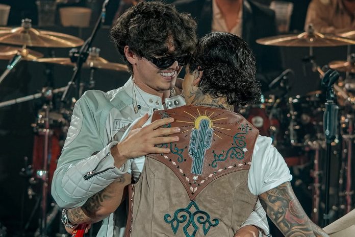 1 Foto: Gabito Ballesteros aparece junto a Nodal/Cortesía