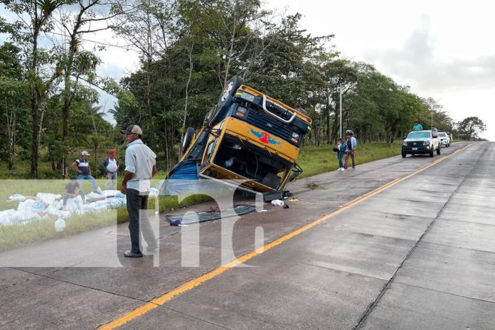 1 Foto: Menor herido y padre grave tras vuelco de camión entre Mulukukú y Río Blanco/TN8