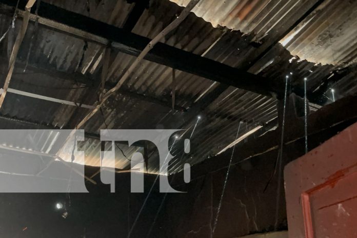 Foto: Llamas consumen vivienda en el barrio Pedro Joaquín Chamorro en Juigalpa, Chontales/TN8