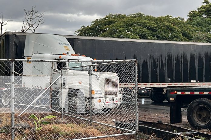 1 Foto: Rastra pierde el control en salida de Juigalpa hacia Managua y queda atravesada en la vía/TN8
