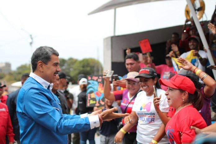 1 Foto: Presidente Maduro firma decretos para fortalecer las comunas en Venezuela / Cortesía