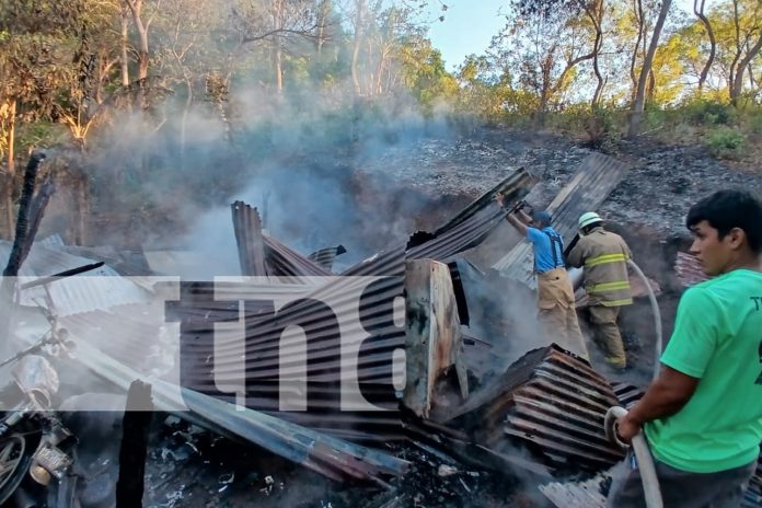 Foto: Incendio reduce a cenizas vivienda en El Crucero mientras familia estaba fuera/TN8