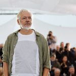 Foto: Impactante mensaje de Julian Assange en Cannes /Cortesía