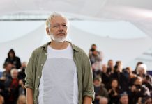 Foto: Impactante mensaje de Julian Assange en Cannes /Cortesía