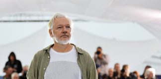 Foto: Impactante mensaje de Julian Assange en Cannes /Cortesía