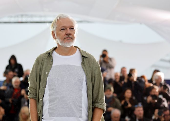 Foto: Impactante mensaje de Julian Assange en Cannes /Cortesía