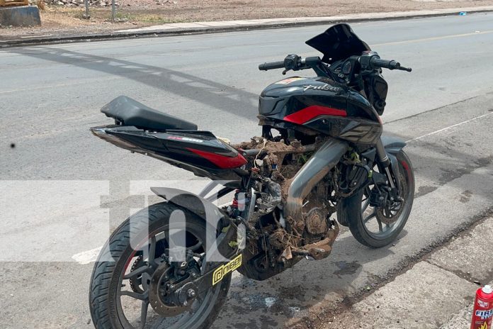 Foto: Falla eléctrica provoca incendio en moto y alarma a transeúntes en Juigalpa, Chontales/TN8