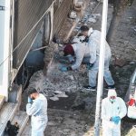 Una mujer fallece al manipular explosivo frente a estacionamiento en Grecia