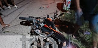 Foto: Jóvenes motorizados en estado crítico tras aparatoso accidente en Bilwi/TN8