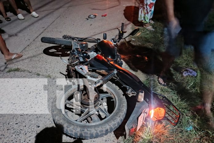 Foto: Jóvenes motorizados en estado crítico tras aparatoso accidente en Bilwi/TN8