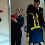 El “cachetazo” de Macron y su esposa que recorrió el mundo Foto:Brigitte rechaza el brazo de Macron tras golpecito en la cara/Cortesía