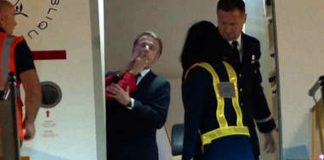 Foto:Brigitte rechaza el brazo de Macron tras golpecito en la cara/Cortesía