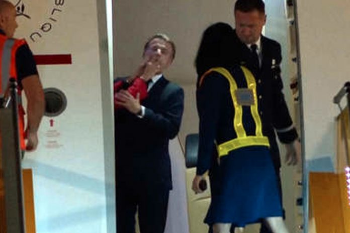 1 Foto:Brigitte rechaza el brazo de Macron tras golpecito en la cara/Cortesía