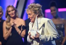 Foto: Rod Stewart canta "Forever Young" /cortesía