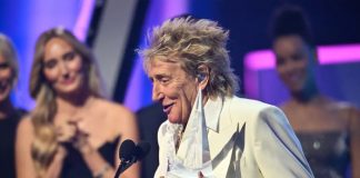 Foto: Rod Stewart canta "Forever Young" /cortesía