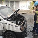 Taxi casi queda reducido a chatarra tras incendio en Ducualí Foto: Taxi se prende en fuego en el barrio Ducualí /TN8