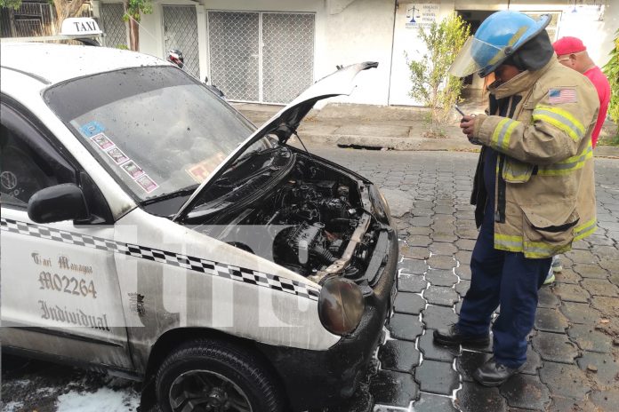 Foto: Taxi se prende en fuego en el barrio Ducualí /TN8 Foto: Taxi se prende en fuego en el barrio Ducualí /TN8