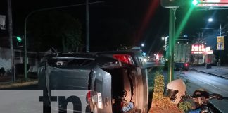 Foto: Bolo al volante destroza semáforo en la Centroamérica/TN8