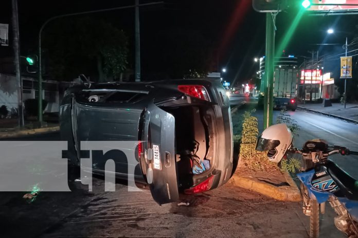 Foto: Bolo al volante destroza semáforo en la Centroamérica/TN8 Foto: Bolo al volante destroza semáforo en la Centroamérica/TN8