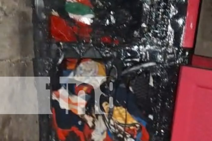 Foto: Cortocircuito deja a madre e hijos sin hogar en Chinandega/TN8 Foto: Cortocircuito deja a madre e hijos sin hogar en Chinandega/TN8