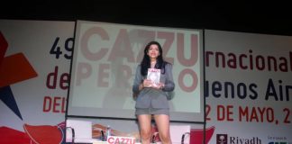 Foto: Cazzu firma libros y conmueve a sus fans/Cortesía