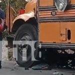 Foto: No estaba en la raya: Motociclista se salva de morir bajo las llantas de un bus en Miraflores / TN8