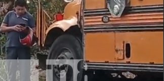 Foto: No estaba en la raya: Motociclista se salva de morir bajo las llantas de un bus en Miraflores / TN8