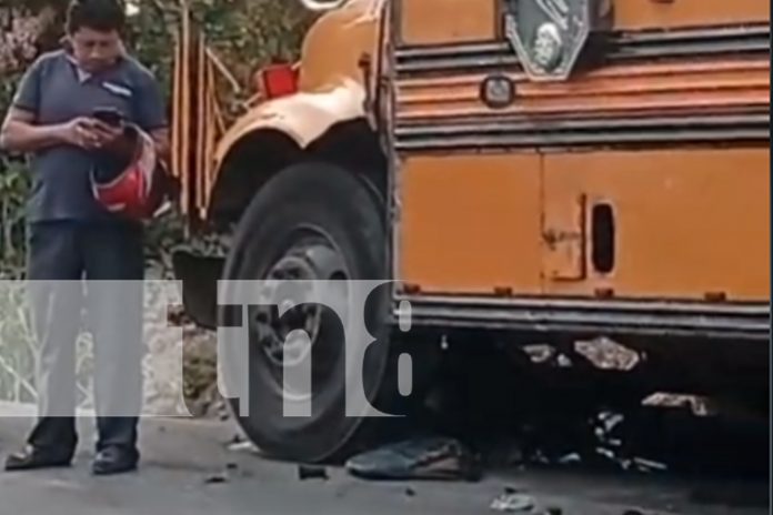 2 Foto: No estaba en la raya: Motociclista se salva de morir bajo las llantas de un bus en Miraflores / TN8