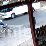 Captan el momento en que microbús atropella a ciclista en Carazo Foto: captan el momento en que microbús atropella a ciclista en Carazo / TN8