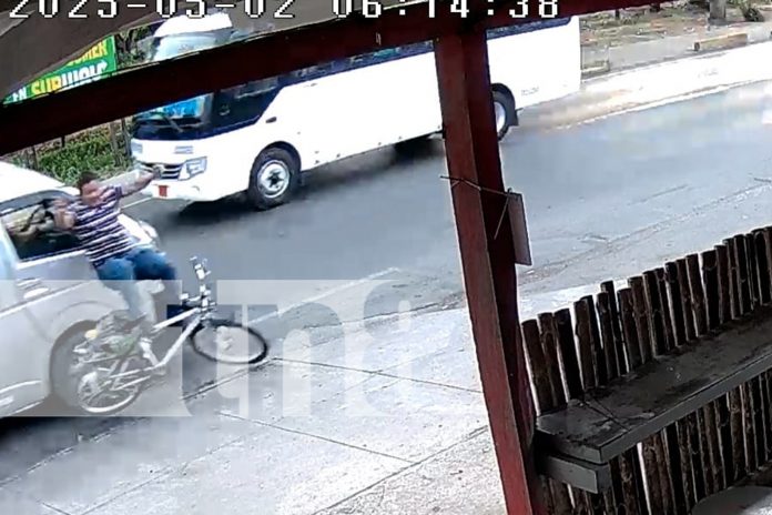 2 Foto: captan el momento en que microbús atropella a ciclista en Carazo / TN8
