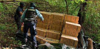 Foto:En Honduras detienen a dos con escopeta y cigarrillos ilegales/Cortesía
