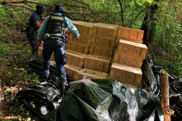 Foto:En Honduras detienen a dos con escopeta y cigarrillos ilegales/Cortesía