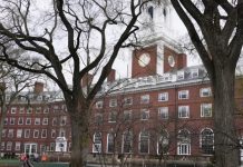 Harvard demanda a Trump por vetar a estudiantes extranjeros Foto: Trump arremete contra Harvard /cortesía