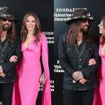 Elizabeth Hurley y Billy Ray Cyrus debutan como pareja en Roma Foto: Elizabeth Hurley y Billy Ray Cyrus han confirmado su relación/ Cortesía