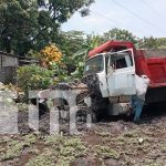 Camión se vuelca en Chinandega y deja herido a joven ayudante Foto: Camión se vuelca en Chinandega y deja herido a joven ayudante/TN8