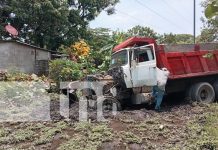 Camión se vuelca en Chinandega y deja herido a joven ayudante Foto: Camión se vuelca en Chinandega y deja herido a joven ayudante/TN8