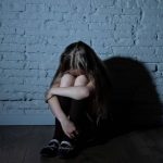 Horror en Texas: Hallan a niña de 7 encerrada en un armario, sucia y desnutrida Foto: Hallan a niña de Texas encerrada en un armario /Cortesía