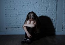 Horror en Texas: Hallan a niña de 7 encerrada en un armario, sucia y desnutrida Foto: Hallan a niña de Texas encerrada en un armario /Cortesía