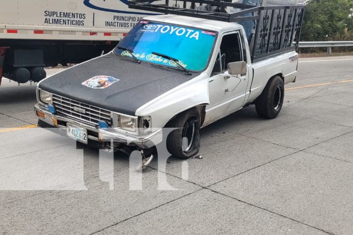 3 Foto:Filo de camioneta corta mano a motociclista/Cortesía