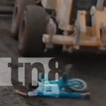Milagro en Jalapa: niño cae frente a motoniveladora y se salva por segundos Foto: Impactante video en Jalapa/TN8